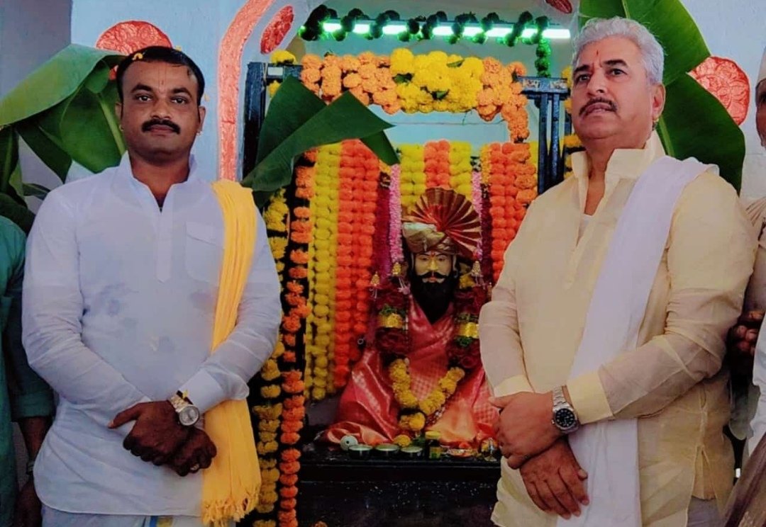 Anantvaidya's tweet photo. भगवान गडाच्या उत्तराधिकाऱ्यांची घोषणा
महंत कृष्णा महाराज शास्त्री असणार भगवानगडाचे चौथे मठाधिपती.
@ShriBhagwangad @NamdevShastri 
#भगवानगड https://t.co/biffcy6D6s