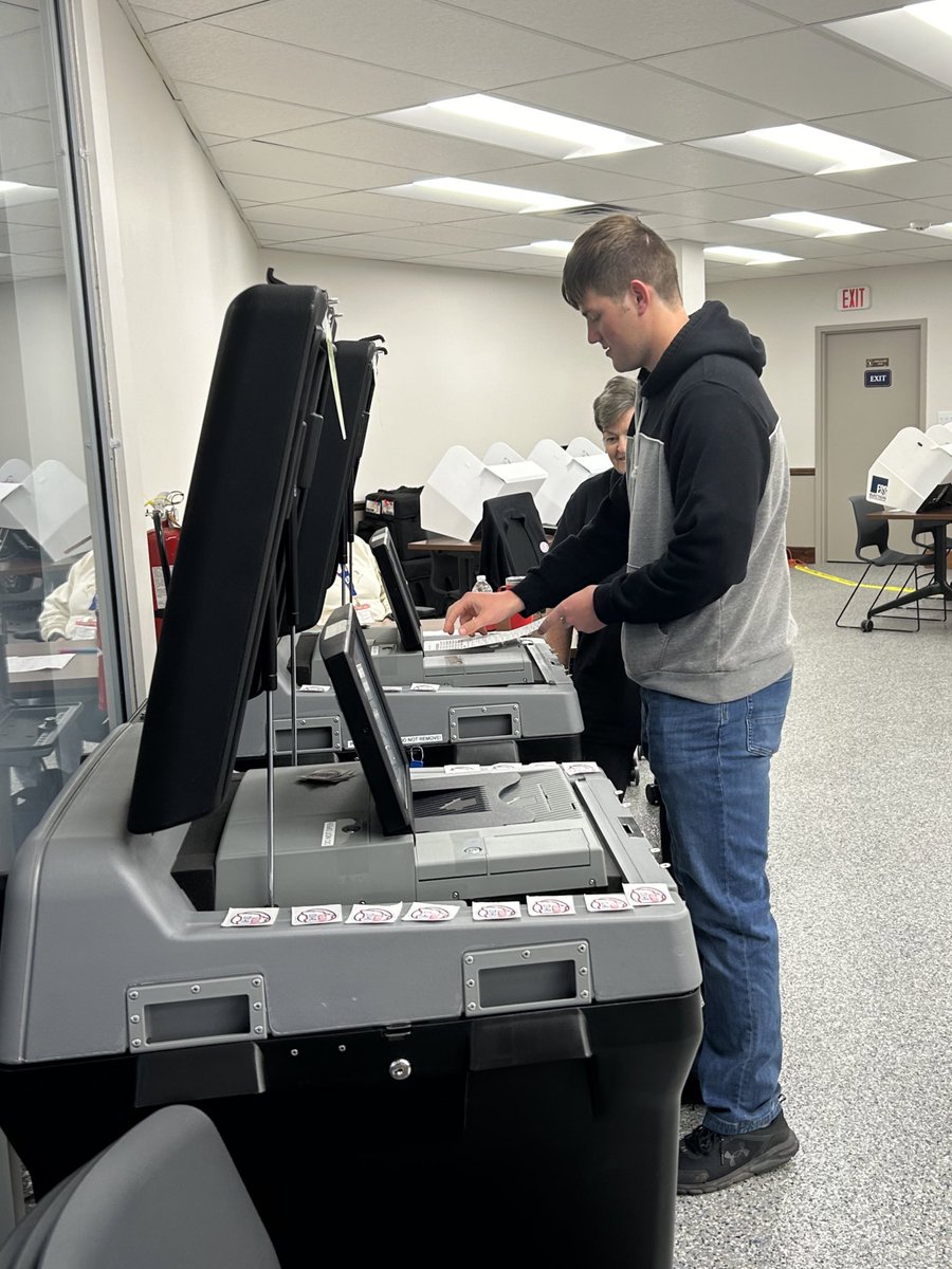 5mdares's tweet photo. First time voter!! Make sure your college students are voting early, requested an absentee ballot, or are coming home on Election Day! 🗳️ https://t.co/xN3M2vPZvz