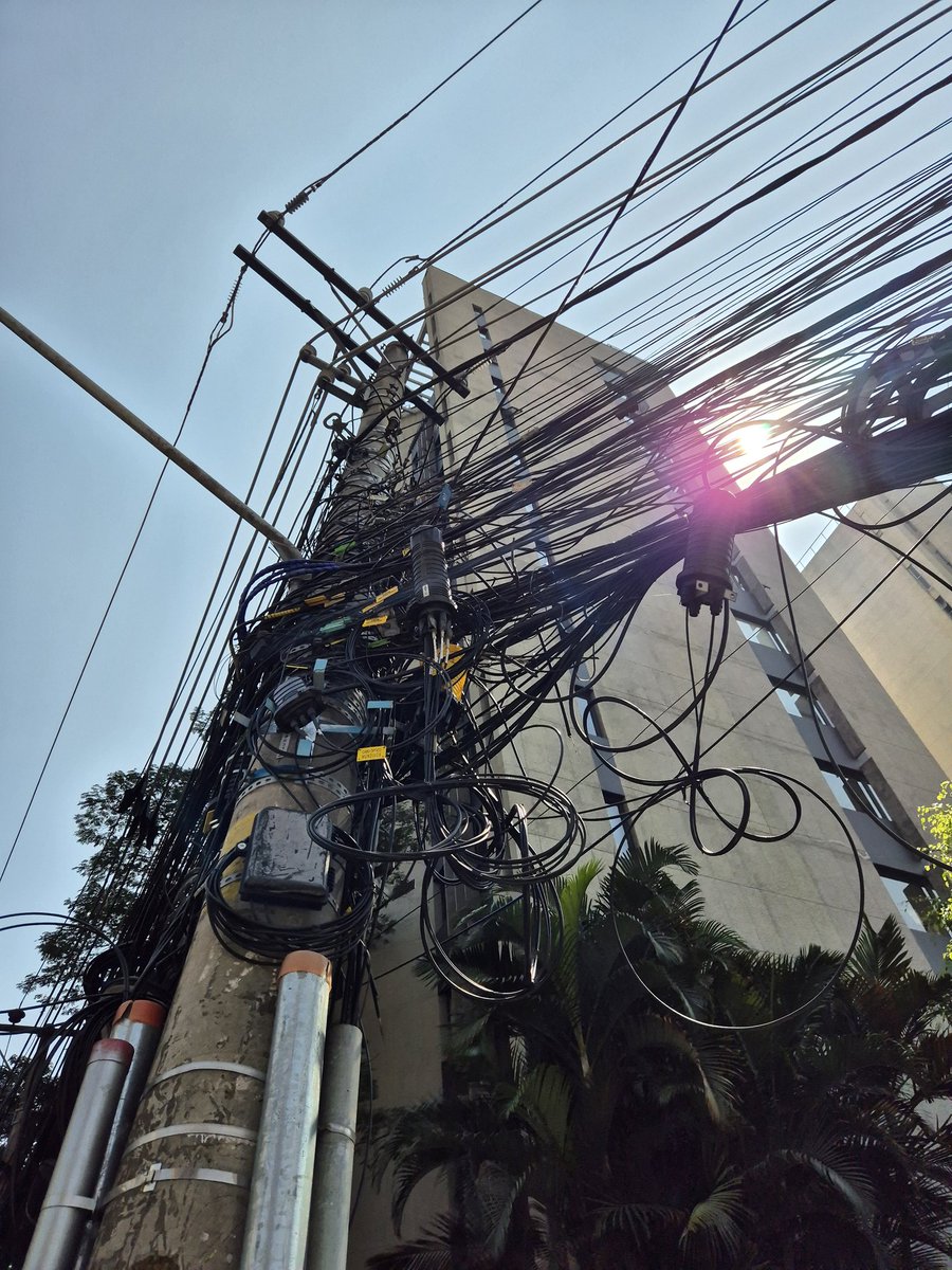 patrickpilon's tweet photo. @Adobe here's a challenge for the @Photoshop cable removal tool 😉 #saopaulo #AdobeMAX https://t.co/gUm2VmNZoX