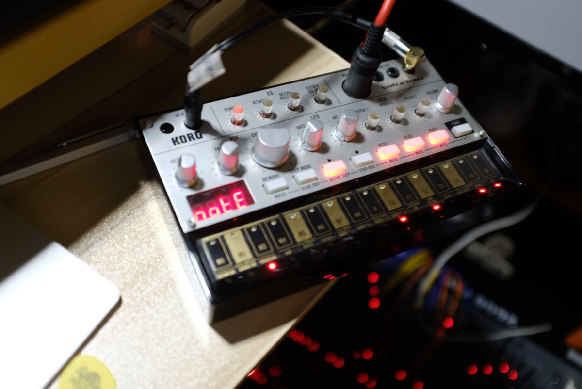 ThePastMan's tweet photo. 昨日の問題も解決して、アップロードに漕ぎ着けました。volca bass、小さいけど凶悪ですごくオススメです!
あと、マシンライブ歴の方が長いので、ぜひこちらのお誘いもお待ちしております!
#volcabass #ableton #push2 #prophetrev2 #moog #roland #tr8s #sh101 #daw https://t.co/8V2sKTmQ02
