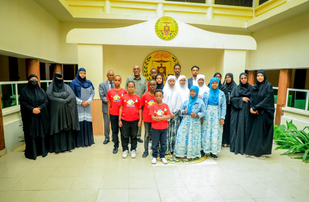 SolnaAgency's tweet photo. Madaxweynaha Jamhuuriyadda #Somaliland oo Qasriga Madaxtooyada ku qaabilay Maamulka iyo Ardayda Barnaamijka #UCMAS, Somaliland.
Hargeysa-14-10-2024-()-Madaxweynaha Jamhuuriyadda Somaliland Mudane, Muuse Biixi Cabdi ayaa maanta qasriga Madaxtooyada ku qaabilay maamulka , macalimiinta, ardayda iyo waalidiinta Barnaamijka uu bixiyo Dugsiga UCMAS oo ah mid kor loogu qaado garaadka ubadka da’adoodu u dhaxayso shan jir ilaa 13 jir.
Ugu horayn waxa kulanka ibo furay Siciid Maxamed Maxamuud oo ah maamulaha iyo aas-aasaha Barnaamijkan oo Madaxweynaha uga mahad celiyey qaabilaada iyo maamuuska uu u sameeyey ka UCMAS ahaan, waxaana uu ka warbixiyey qaabka ay wax u baraaan ardayda islamarkaana ay kor u qaadaan garaadka caruurta ee dhanka xisaabaadka waxaa kale oo uu xusay in sannadkii 2023 ay ka qeyb galeen tartan lagu qabtay waddanka Malaysiya oo ay ka galeen kaalinta 3aad.
Dhanka kale waxa uu sheegay in sannadkan 2024 ay diyaar u yihiin inay ka qeyb galaan tartan kale oo ka dhici doona waddanka Hindiya kaasi oo lagu soo marti qaaday ayna rajeynayaan inay kasoo hooyaan guul iyagoo matelaya dalkooda hooyo ee Jamhuuriyadda Somaliland.
Ugu danbayntiina Madaxweynaha Jamhuuriyadda Somalialnd Mudane, Muuse Biixi Cabdi ayaa dhankiisa boggaadiyey barnaamijkan kobcinta garaadka ubadka waxaana uu ballan qaaday in sannadka danbe lagu dari-doono Manhajka waxbarashada si loo gaadhsiiyo guud ahaanba Gobolada dalka.
Wa-bilaahi Tawfiiq