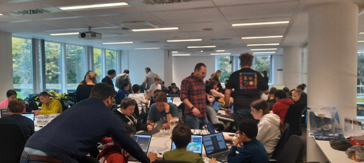 DecraemerJan's tweet image. Vandaag is het #CodeFestival nav #codeweekEU en dat betekent heel wat inspiratie over programmeren, gratis workshops, inspirerende sprekers en meer. Let's code! #Codeweek #CodeEU