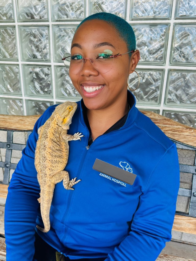 microgoeswild's tweet photo. Happy #VetTechWeek ! 🩺🐾 

If you work in vet med use this tweet to introduce yourself 😊

I’m Joi, I’m a vet tech working in GP (not cardiology! Check my old posts for that update if you missed it) 

I also work with exotics and zoo animals as well as laboratory research in parasitology!