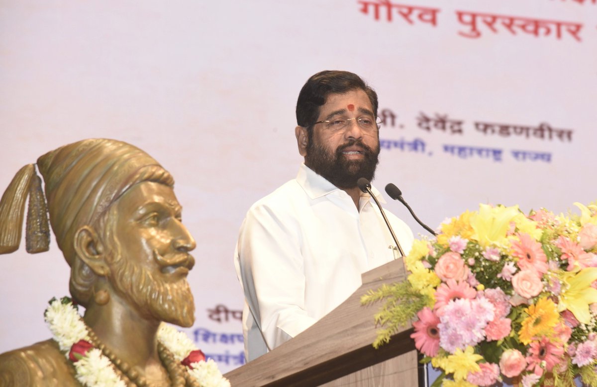 MahaDGIPR's tweet photo. शाळा हा आपल्या आयुष्यातील हळुवार कोपरा असतो. शाळा आणि शिक्षक विद्यार्थ्यांवर संस्कार करतात. आईवडील जन्म देतात तर शिक्षक हे आयुष्य घडवतात, विद्यार्थ्यांना सुजाण नागरिक घडवण्यासाठी मोठे योगदान देतात. त्यामुळे गुरूजनांचे महत्त्व अनन्यसाधारण आहे.- मुख्यमंत्री @mieknathshinde https://t.co/THKXvg9G2L