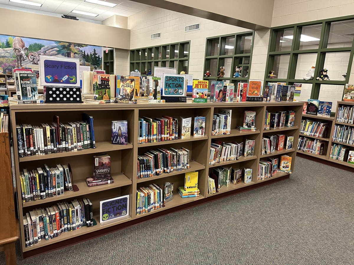 ese_library's tweet image. Thank you to Lesley Nickelson, Coordinator of Library Media Services, for setting up dynamic shelving in our library. It looks great! @HumbleISD_lib