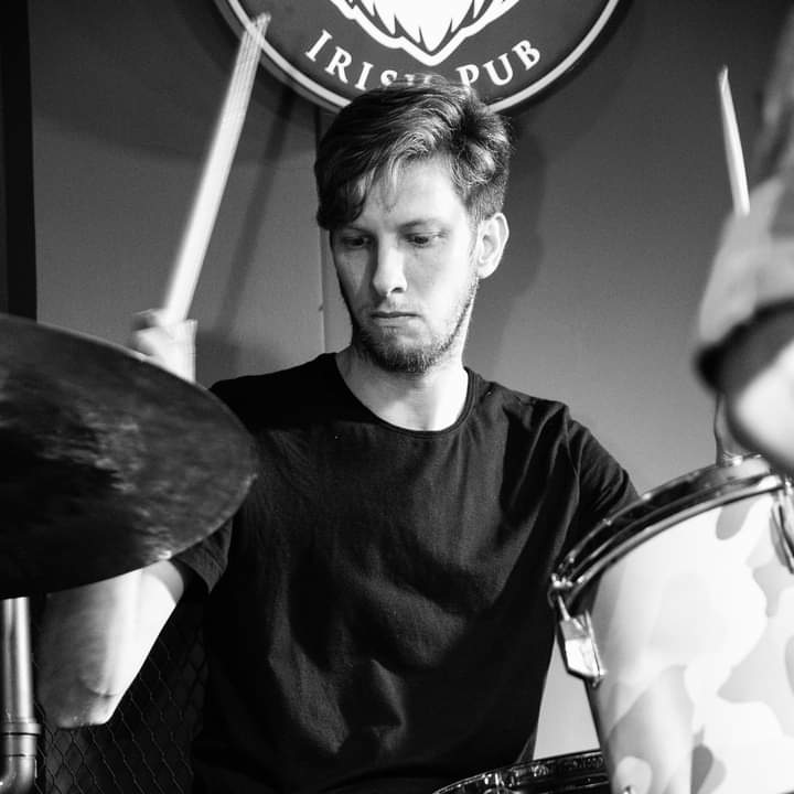 Cumple #ROCK nacional:
Saludamos hoy por su cumpleaños a @johnsteven_23 baterista de la banda #nacional @vartanpy 🇵🇾
Muchas felicidades rubio🤘

DÉJALE TUS SALUDOS AQUÍ👇

#rnpyradio #rocknacionalparaguayo #cumplerock #vartanpy