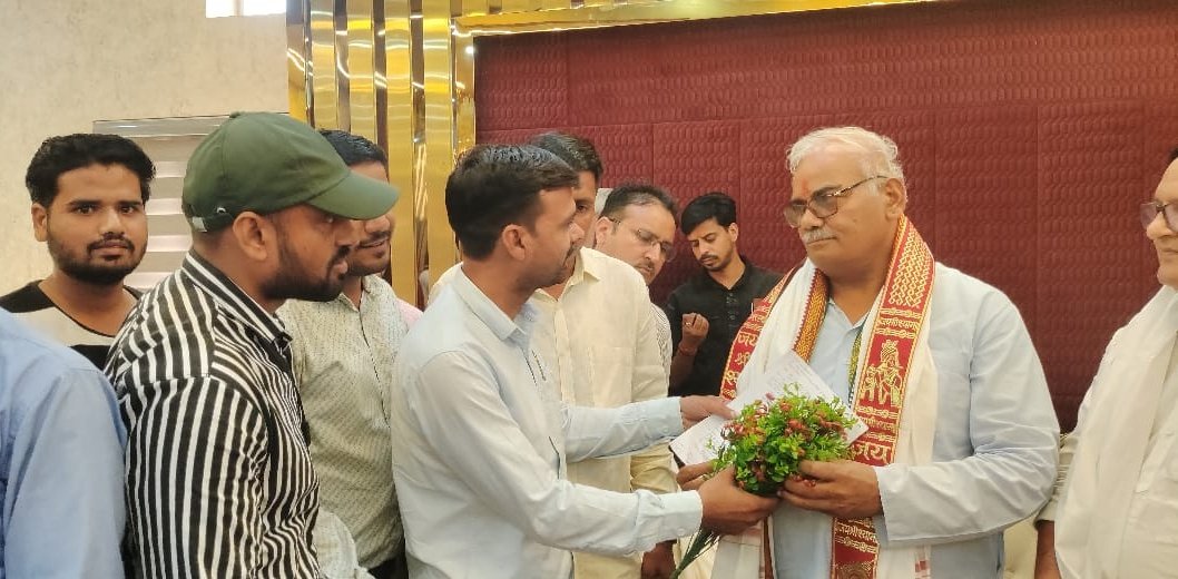 असल में यहां से एक नए सफर की शुरुआत हो चुकी है बिन पैसो के✍️
कंप्यूटर शिक्षक और कंप्यूटर शिक्षा के हित में आरम्भ यहां से हुआ है ✍️
पिछले कुछ दिनों से जो तस्वीरें सामने आ रही यह सम्पूर्ण कंप्यूटर शिक्षकों के हित की है ✍️
इन सबको पता है यह लड़ाई इतनी आसान नहीं है पर लड़ना आता है ✍️