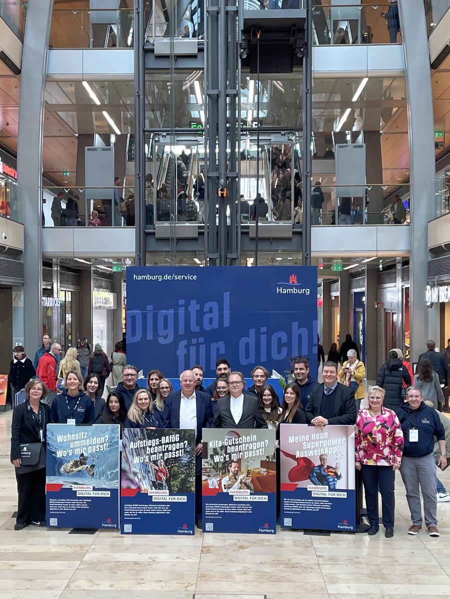ADressel's tweet photo. Hamburg Digital für Dich ❤️! In einem #PopUpStore in der #Europapassage informiert unsere Verwaltung über die Möglichkeiten der schon über 200 Online-Dienste der Hamburger Verwaltung - und man kann auch gleich die Online Ausweisfunktion seines Personalausweises aktivieren, super! https://t.co/MLyaAzdRZW