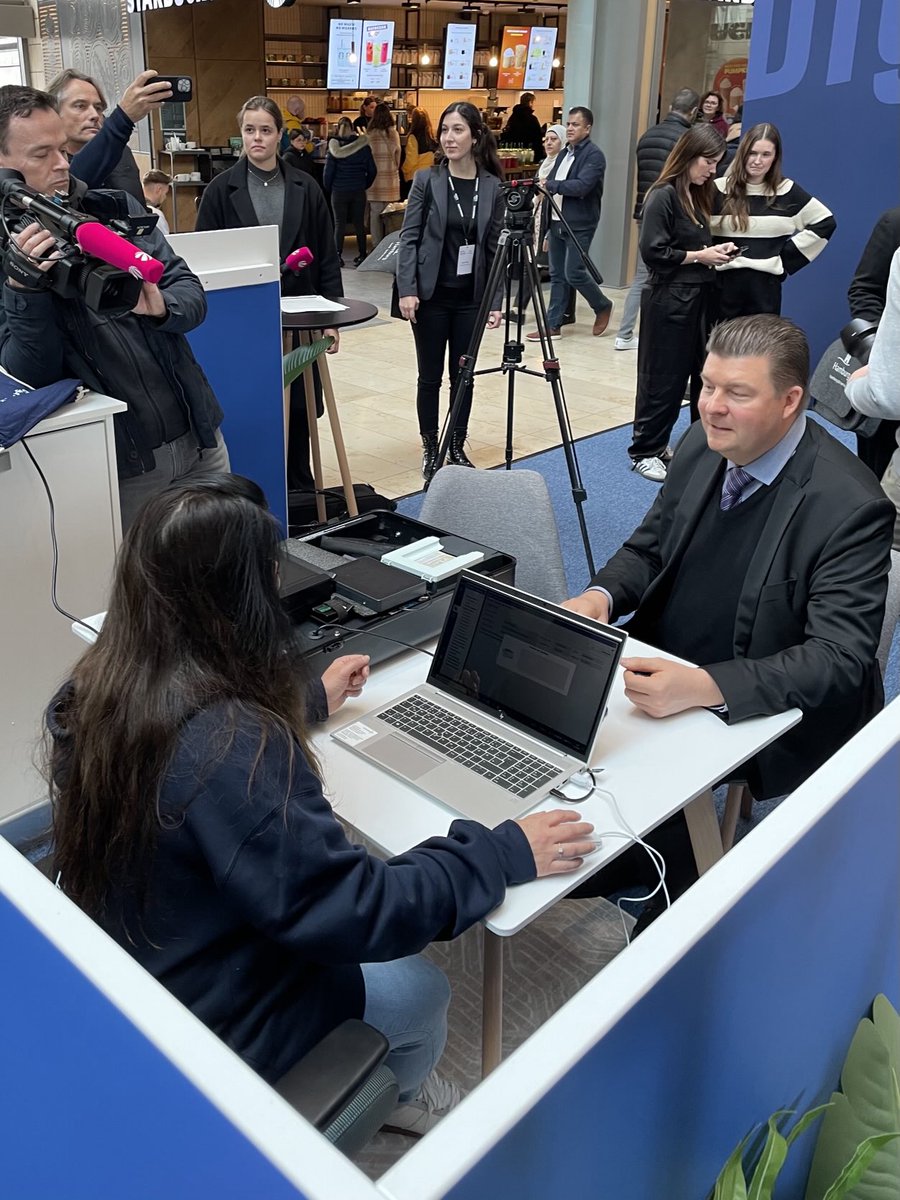 ADressel's tweet photo. Hamburg Digital für Dich ❤️! In einem #PopUpStore in der #Europapassage informiert unsere Verwaltung über die Möglichkeiten der schon über 200 Online-Dienste der Hamburger Verwaltung - und man kann auch gleich die Online Ausweisfunktion seines Personalausweises aktivieren, super! https://t.co/MLyaAzdRZW