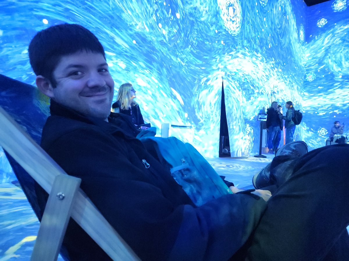 AzulBlueThing's tweet photo. Tried the Van Gogh immersive experience, short but nice. Belt sushi for the first time today! That was great! https://t.co/Qn6p0lC8E0
