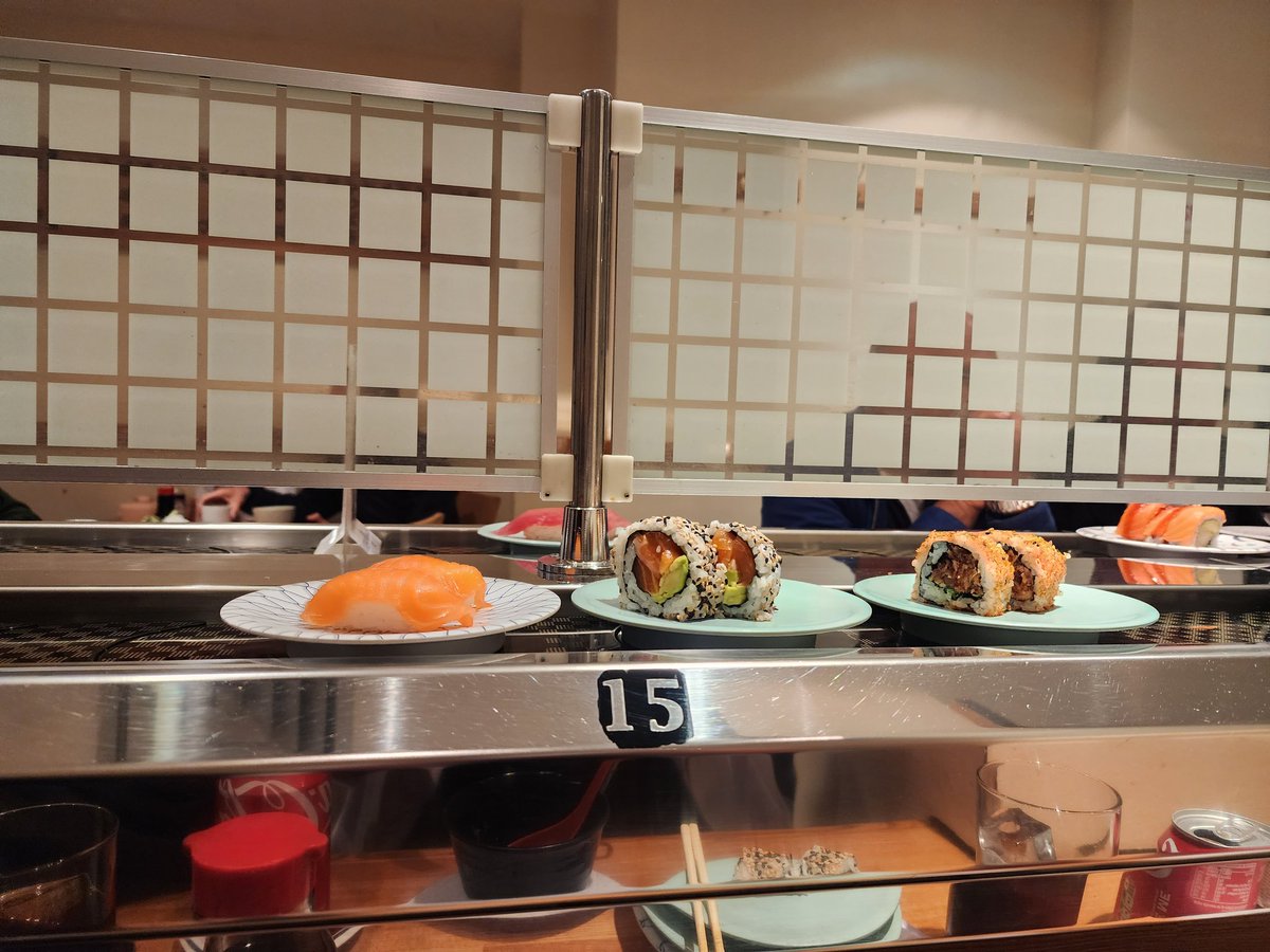 AzulBlueThing's tweet photo. Tried the Van Gogh immersive experience, short but nice. Belt sushi for the first time today! That was great! https://t.co/Qn6p0lC8E0