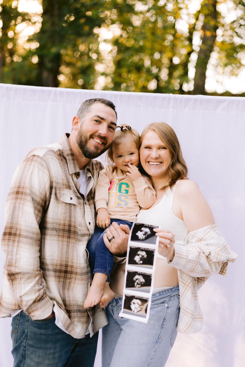 HunterHennes's tweet photo. Hennes, party of four coming soon. ♥️ @CoachHennes https://t.co/TEffKfUTWa