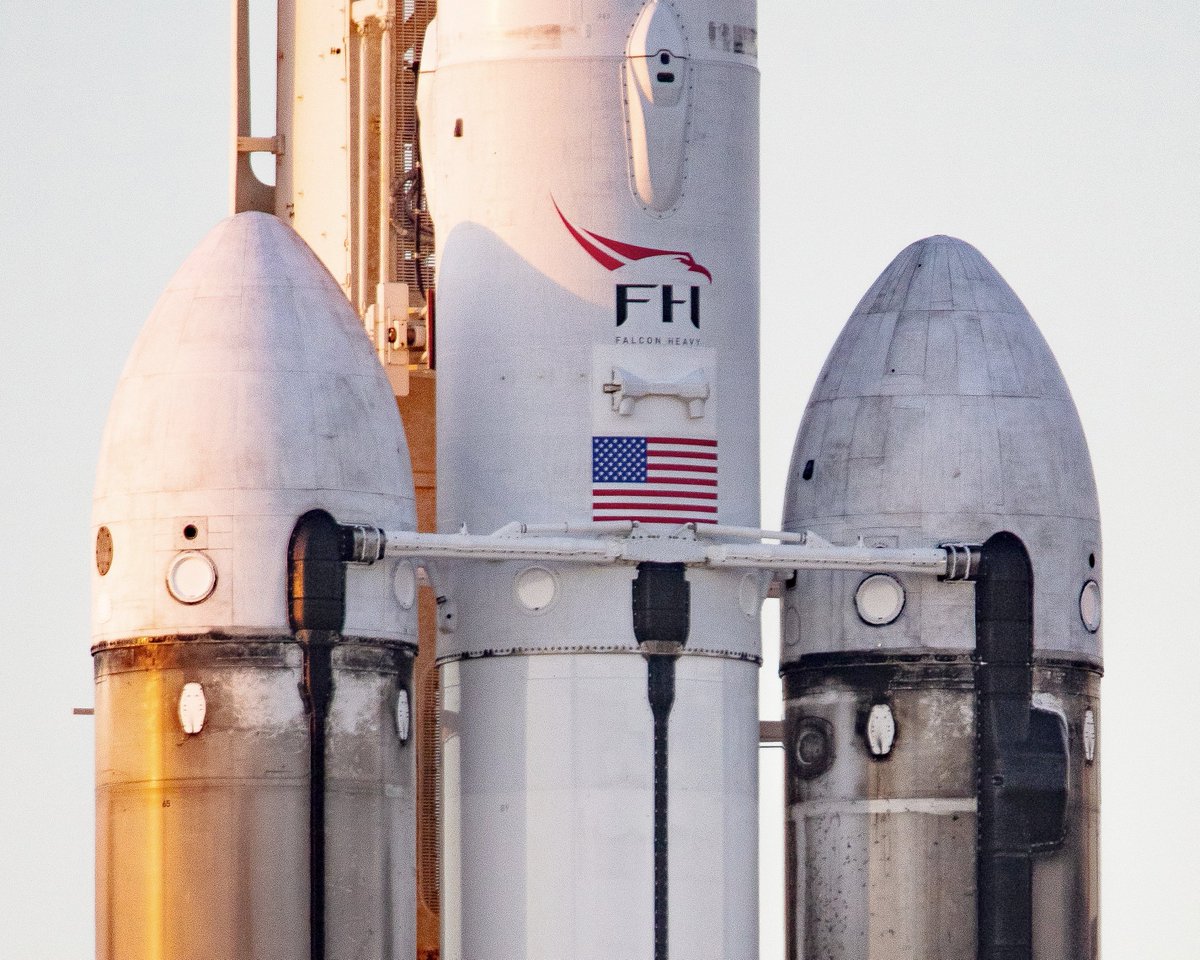 SpaceIntel101's tweet photo. All 3 boosters will be expended to loft @EuropaClipper, @NASA's most heavy science mission probe ever, towards #Jupiter.
The outer boosters (#B1064 & #B1065) are flying for the 6th time whereas the center core is brand-new (#B1089).
Fun fact: The side boosters are the same that lifted NASA's #MissionToPsyche into space before!
Photo credit: @JennyHPhoto for @SuperclusterHQ
https://t.co/rmoetm06lK