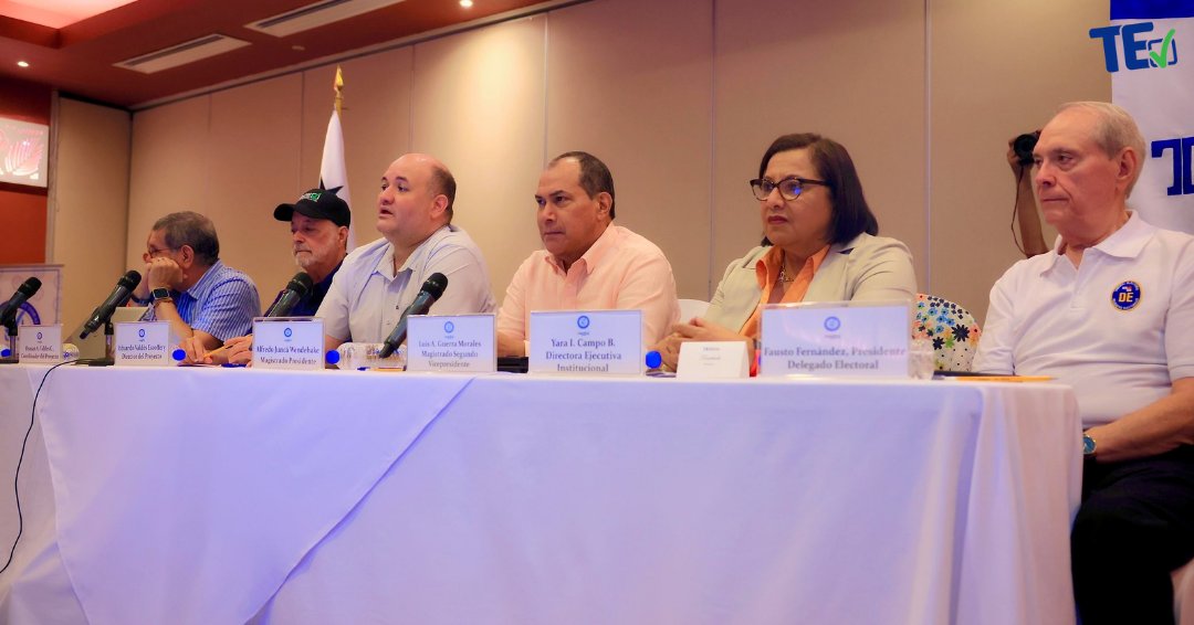 tepanama's tweet photo. Los magistrados @AlfredoJuncaW, Eduardo Valdés y Luis Guerra, junto con los coordinadores del Plan General de Elecciones, encabezaron la séptima evaluación de resultados de la organización en la pasada Elección General del 5 de mayo de 2024. Durante la reunión, se destacaron los logros alcanzados, se anunció el lanzamiento este 15 de octubre de la nueva wallet digital, una plataforma innovadora que estará disponible para todos los usuarios. 
#TribunalContigo✅