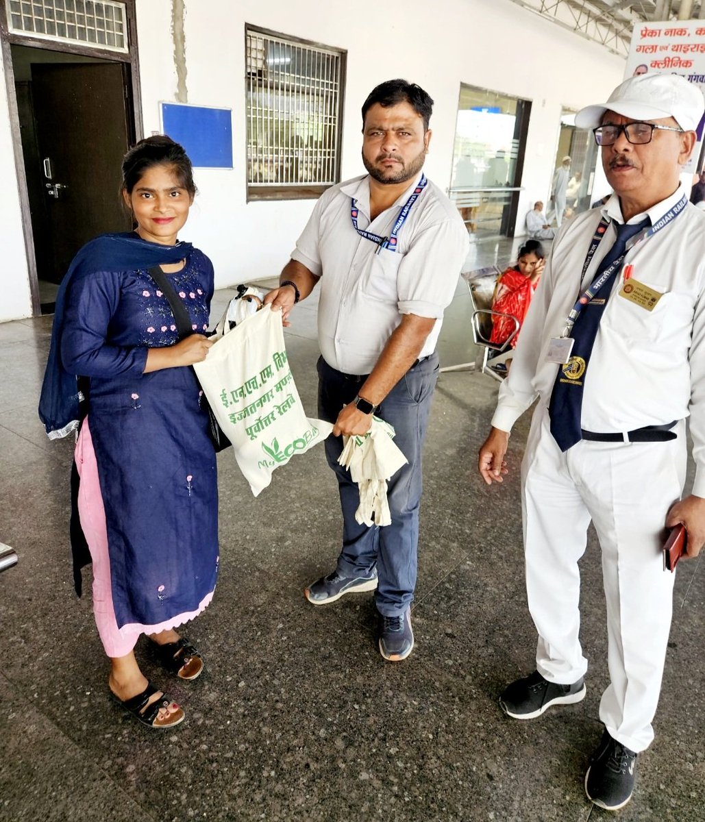 drm_drmizn's tweet image. इज्जतनगर मंडल पर मनाए जा रहे ‘‘स्वच्छता पखवाड़ा‘‘ के अंतर्गत ‘‘एकल प्रयोग प्लास्टिक को ना कहें‘‘ दिवस के उपलक्ष्य में मंडल के लगभग सभी रेलवे स्टेशनों पर कपड़े एवं जूट के बने थैलों का वितरण कर सफाई मित्रों को प्रोत्साहित भी किया गया। 

#SwachhBharat #SpecialCampaign4 
#SHS2024