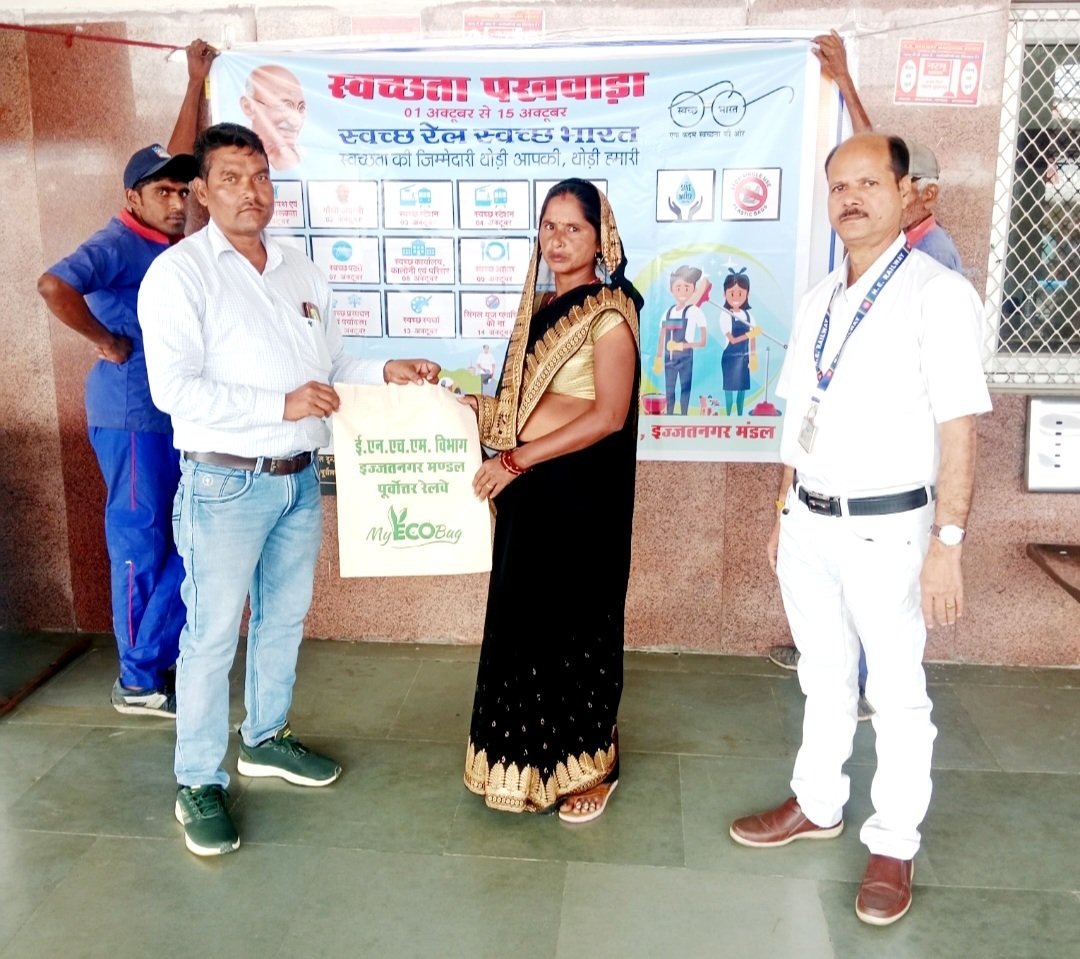 drm_drmizn's tweet image. इज्जतनगर मंडल पर मनाए जा रहे ‘‘स्वच्छता पखवाड़ा‘‘ के अंतर्गत ‘‘एकल प्रयोग प्लास्टिक को ना कहें‘‘ दिवस के उपलक्ष्य में मंडल के लगभग सभी रेलवे स्टेशनों पर कपड़े एवं जूट के बने थैलों का वितरण कर सफाई मित्रों को प्रोत्साहित भी किया गया। 

#SwachhBharat #SpecialCampaign4 
#SHS2024