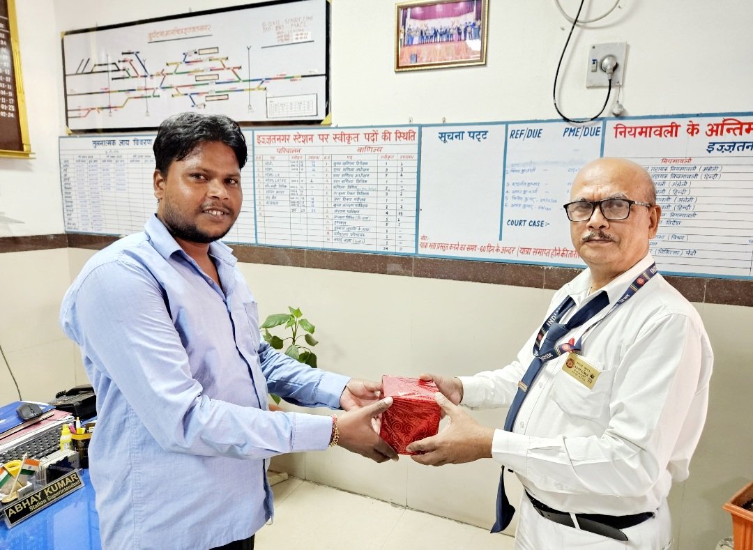 drm_drmizn's tweet image. इज्जतनगर मंडल पर मनाए जा रहे ‘‘स्वच्छता पखवाड़ा‘‘ के अंतर्गत ‘‘एकल प्रयोग प्लास्टिक को ना कहें‘‘ दिवस के उपलक्ष्य में मंडल के लगभग सभी रेलवे स्टेशनों पर कपड़े एवं जूट के बने थैलों का वितरण कर सफाई मित्रों को प्रोत्साहित भी किया गया। 

#SwachhBharat #SpecialCampaign4 
#SHS2024