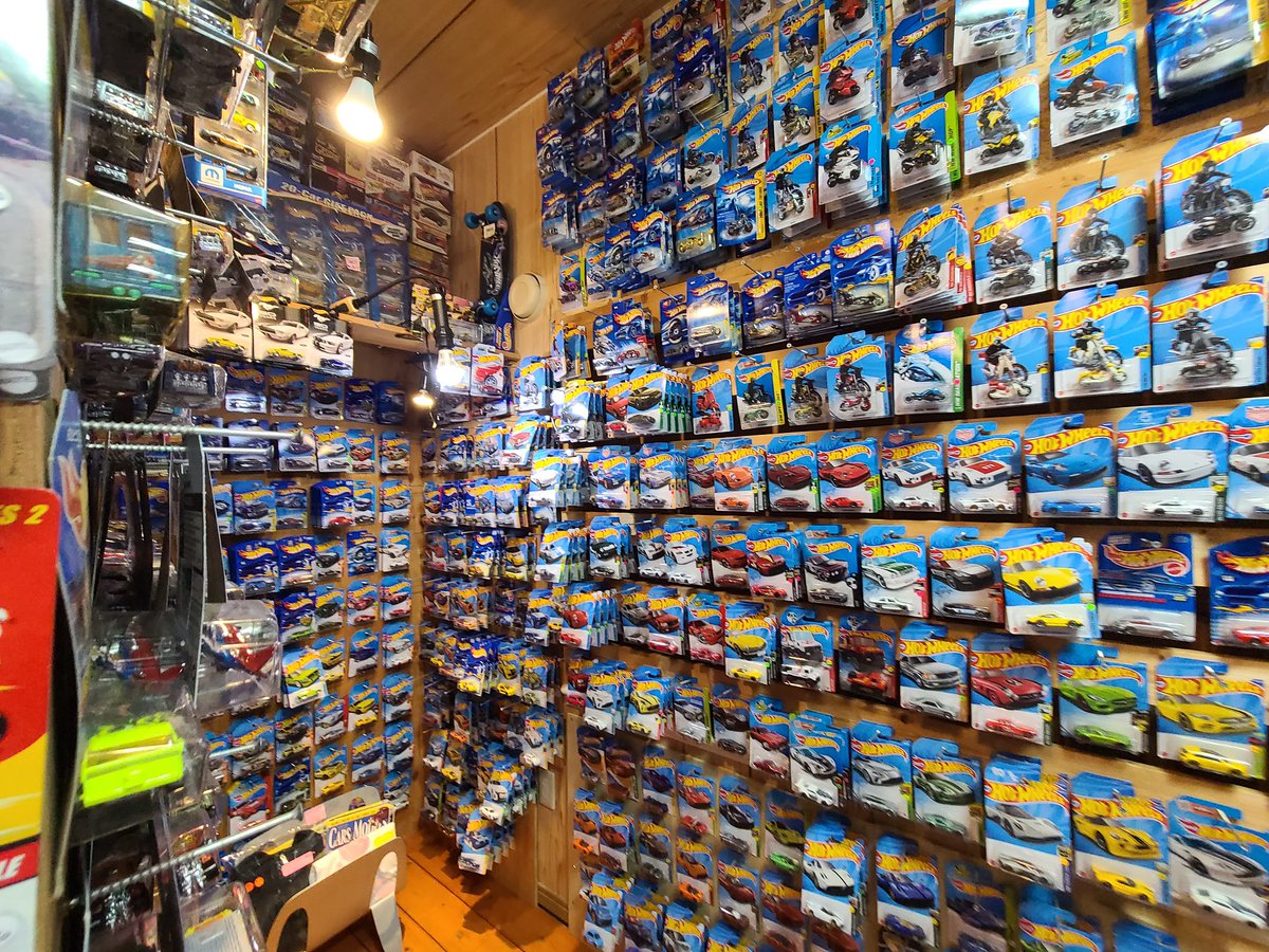neoeleking's tweet photo. 今日の #ミニカーショップ 巡りは、 #SMALL_BLOCK
。千葉県一宮の海が目の前のお店。
商品の90%がHOTWHEELSのレギュラーシリーズではないかと思います。お店のホームページにも書かれていますが、場所柄か古めのHOTWHEELSがたくさんあり、「おお、これが残っている!」となります。 https://t.co/JoqUuXItJK