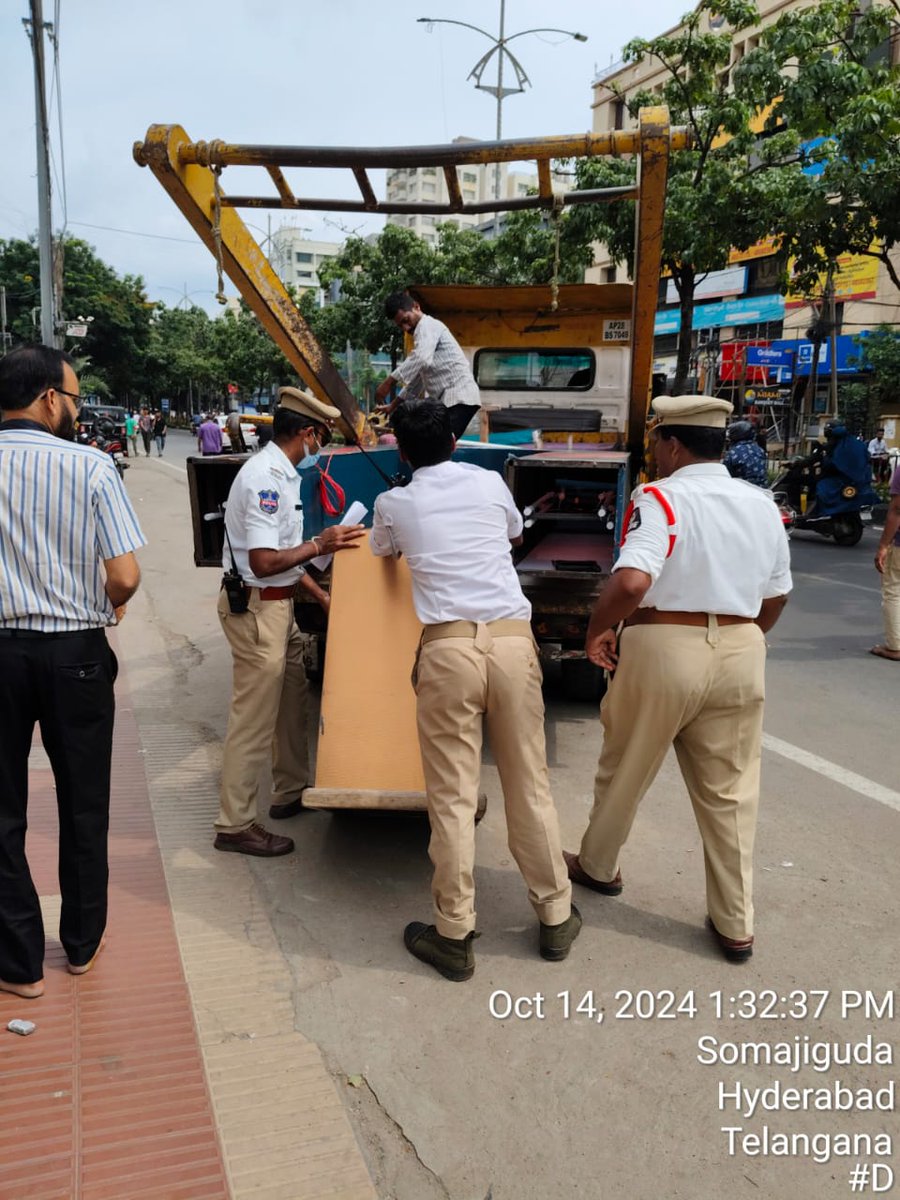 Clearing the way for smoother commutes! Panjagutta Traffic Police is working tirelessly to remove footpath encroachments &amp; obstructing vehicles from Monappa to MMTS . Let's keep our roads safe. #PanjaguttaPolice #PedestrianSafety".