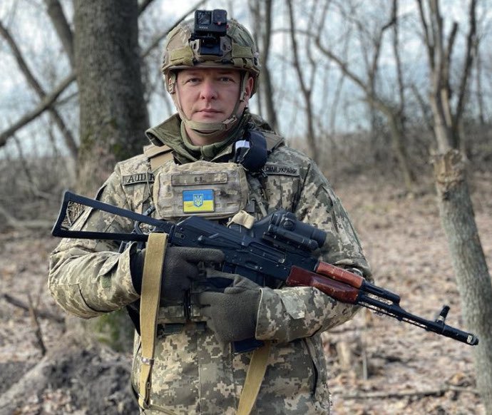 SymorozOfficial's tweet photo. Олега Ляшка призначено комбатом Батальйону безпілотних систем однієї із механізованих бригад. Попередньо, це новостворений батальйон ударних БпЛА у 63-тій окремій механізованій бригаді. 

Прикметно, що Ляшко вступив на військову службу в ЗСУ у квітні 2022 року, звання солдата отримав в жовтні після складання присяги. Через рік він дослужився аж до звання старшого солдата. Але далі дуже різке просування по сержантським званням без будь-якого навчання та курсів. Але і цього було мало, апетити росли і Ляшко став офіцером та отримав звання молодшого лейтенанта, знову без проходження курсів підготовки. А тепер Ляшко вже у звані лейтенанта призначений на посаду підполковника. 

За 2 роки в армії 6 підвищень у званні, просто Вася Сталін номер два, той за три роки в армії отримав звання полковника, Олег Валерійович не дотягнув, але за два роки все ж отримав посаду по штату звання підполковника. 

Просто якийсь сюр. Я навіть не буду уточнювати, що Ляшко максимальний профан в темі БпЛА. Таке просування по службі цього персонажа просто неадекватне. У мене багато побратимів в тому числі й в системі БпЛА, яким за 2 роки реального бойового досвіду та реальних знищених ворожих цілей ледве дали старшого солдата та молодшого сержанта і це люди, які пройшли службу від мавіків до великих пташок і які при цьому окрім операторства розуміються на плануванні ударних операцій, тобто на розвідці. В мене питання, а які здібності у пана Ляшка окрім селфі в дорогій снарязі? Цей же чорт за КСП жодного разу не виїздив і всі це прекрасно знають в його бригаді. 

Мобілізація зривається кажете? Мотивації немає? А дійсно, чого б це…
