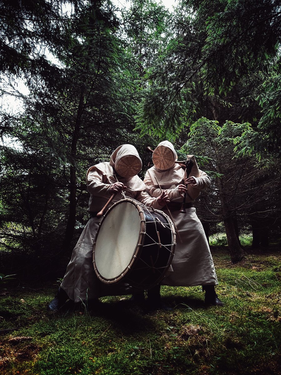 Very much enjoying the music of these absolute lads (Tabernis) who describe themselves as "an enigmatic duo of beekeepers who transform the art of beekeeping into a unique musical experience" youtube.com/watch?v=it0M4g…