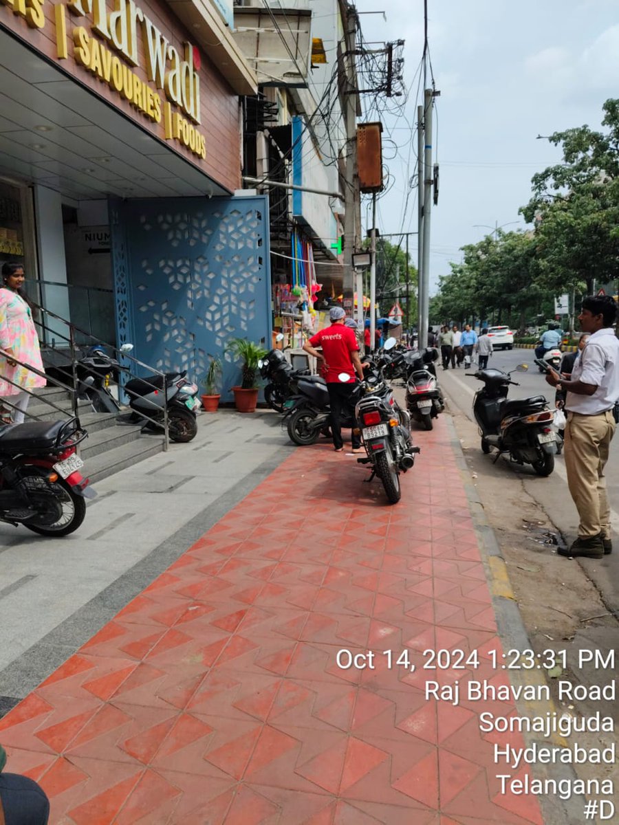 Clearing the way for smoother commutes! Panjagutta Traffic Police is working tirelessly to remove footpath encroachments &amp; obstructing vehicles from Monappa to MMTS . Let's keep our roads safe. #PanjaguttaPolice #PedestrianSafety".