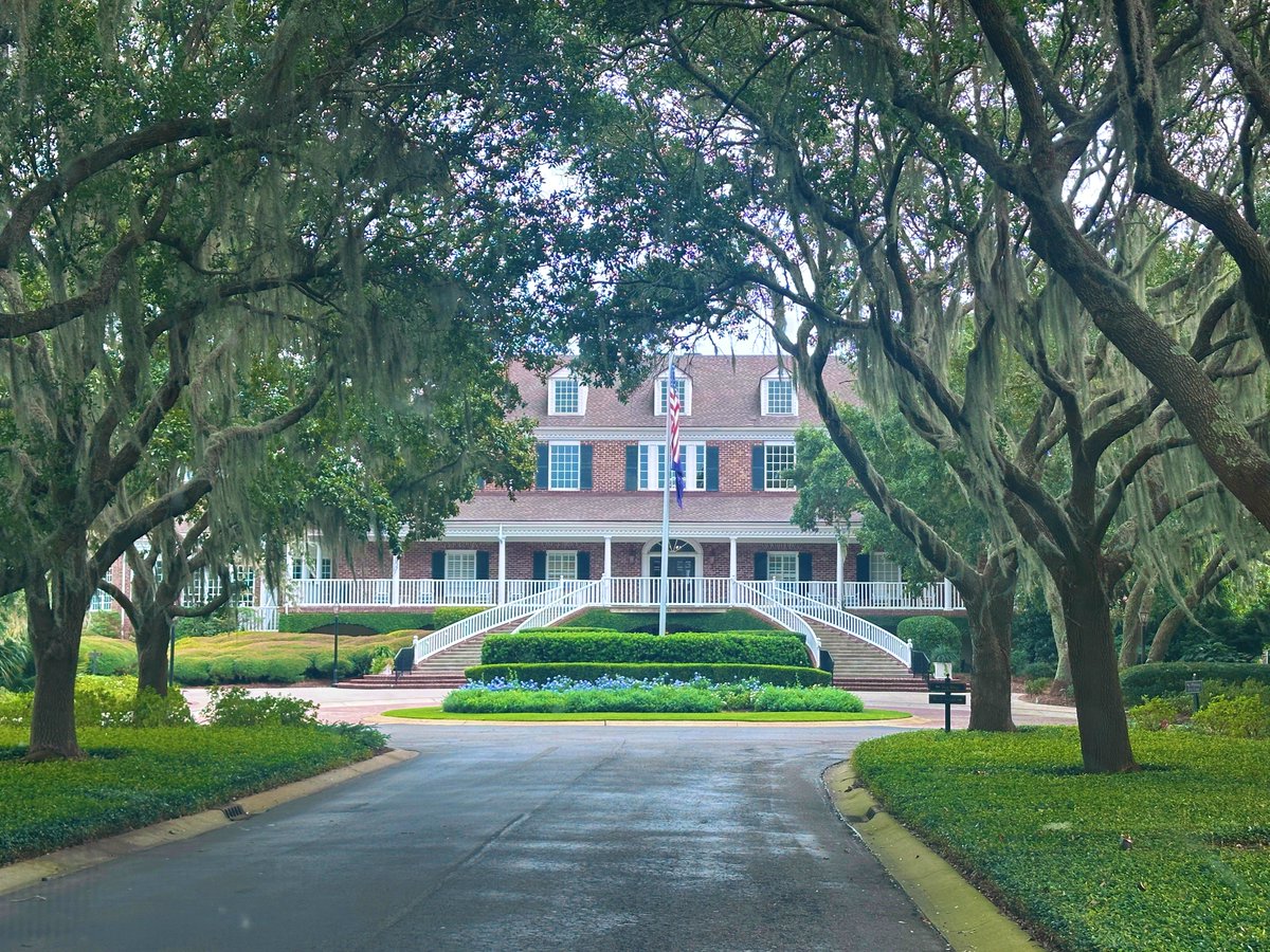 Top100Rick's tweet image. Golf clubs in the south know how to do an entrance drive: