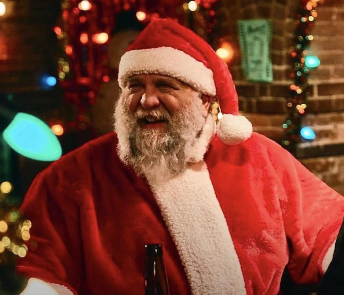 I loved #Terrifier3 so much, but I'll never get over the fact that the dad from the DCOM Quints was the Santa Claus in the bar who suffered *that* death. 👀