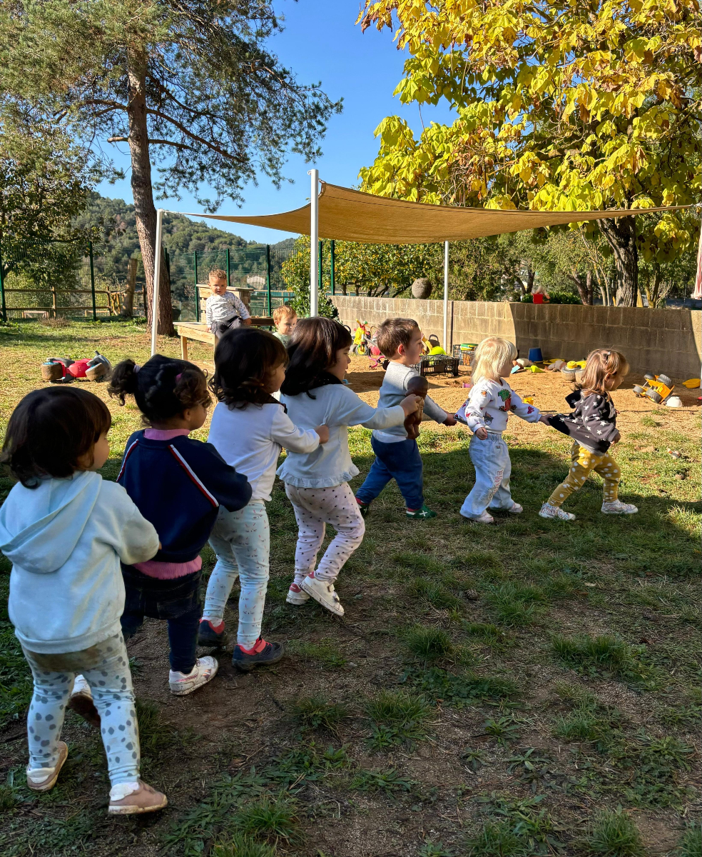 AjCastelltersol's tweet image. 🫶Observem els primers moments de complicitat en el joc a #escolabressol.

💕Aprendre a conviure amb els altres és una capacitat molt complexa que tot just comencem a desenvolupar i a l´escola procurem acompanyar aquest procés amb valors i molta estima.

#Espurna  #Castellterçol
