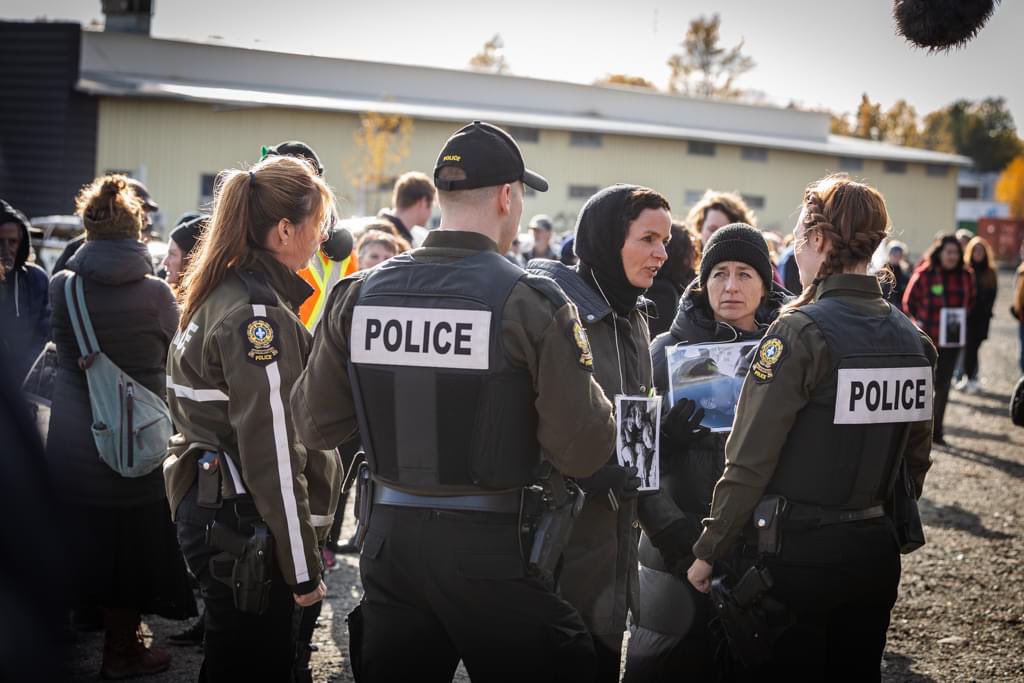 📣 Militant·es et artistes se couchent sur les rails à #RouynNoranda pour forcer l'écoute du #gouvernement 

Pour lire le communiqué 👉 bit.ly/4e202AF

#aufrontavecrouynnoranda #MeresAuFront #EnsemblePourUnAirPur #gouvernement #santepublique

Crédit photo <a href="/MaudeDesbois/">Maude Desbois</a>