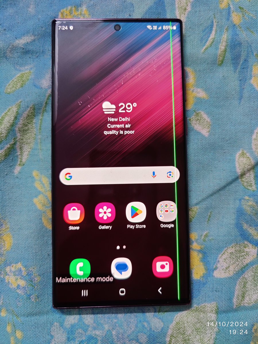 Pickpeters's tweet photo. @thareshjose @SamsungMobile @SamsungIndia I have a vertical green line appearing after the update. Samsung service center said it's display damage and chargable to change(Rs. 20k charge). Such disappointing quality and service from samsung premium phones https://t.co/HxEuzLdpJv