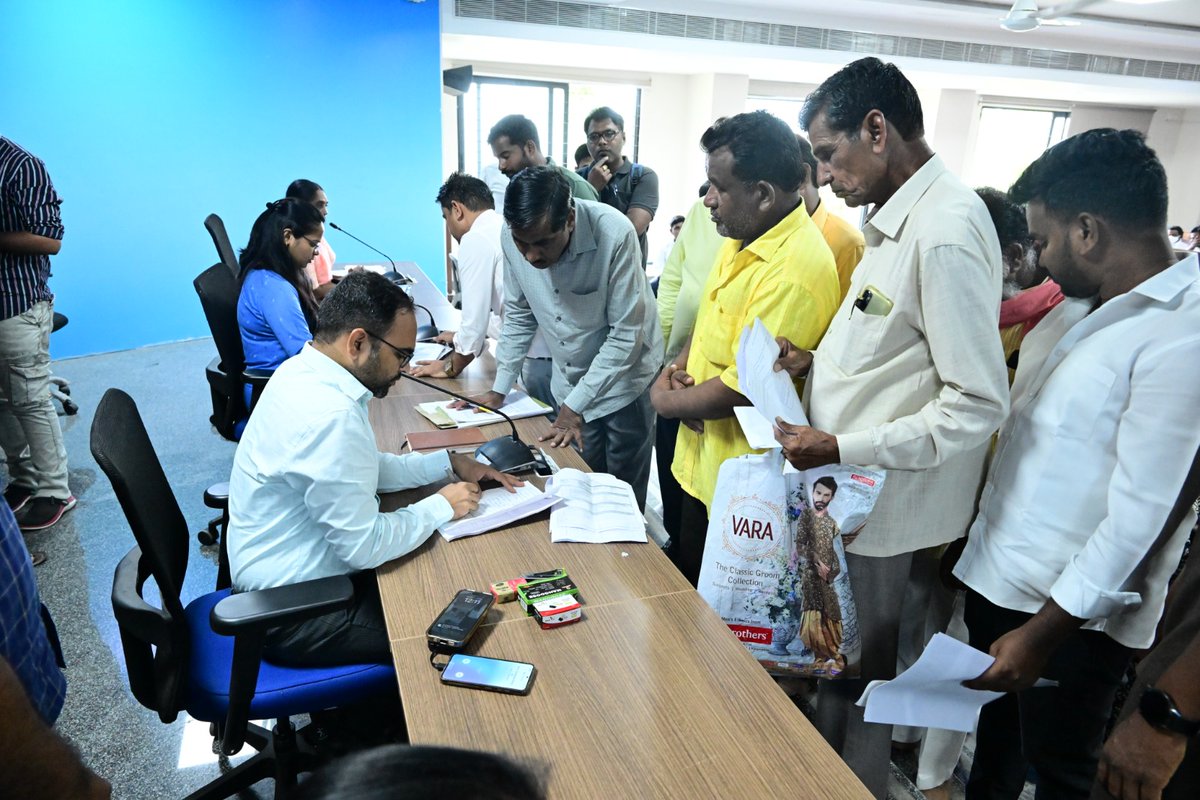 14.10.2024 సోమవారం జిల్లా కలెక్టర్ కె.శశాంక గారు సమీకృత జిల్లా కార్యాలయాల సముదాయ భవనంలోని సమవేశ మందిరం లోని ప్రజావాణి కార్యక్రమంలో పాల్గొని, జిల్లాలోని వివిధ ప్రాంతాల నుండి వచ్చిన ప్రజల నుంచి దరఖాస్తులు స్వీకరించారు. <a href="/TelanganaCMO/">Telangana CMO</a> <a href="/TelanganaCS/">Office of Chief Secretary, Telangana Govt.</a>