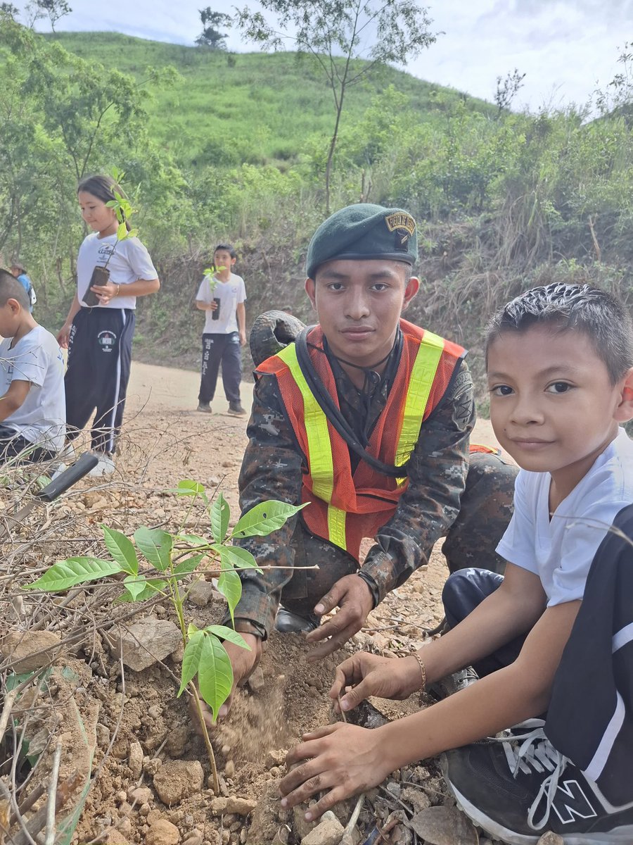 Ejercito_GT's tweet photo. Cuidar el medio ambiente es responsabilidad de todos. 🌳🌎
Segunda Brigada de Infantería del #EjércitoGT en coordinación con personal de #UGAM, alumnos de la Escuela Oficial Rural Mixta y pobladores del municipio de San Juan Ermita, #Chiquimula, efectuaron jornada de reforestación sembrando 2,000 árboles.
#GuatemalaSaleAdelante