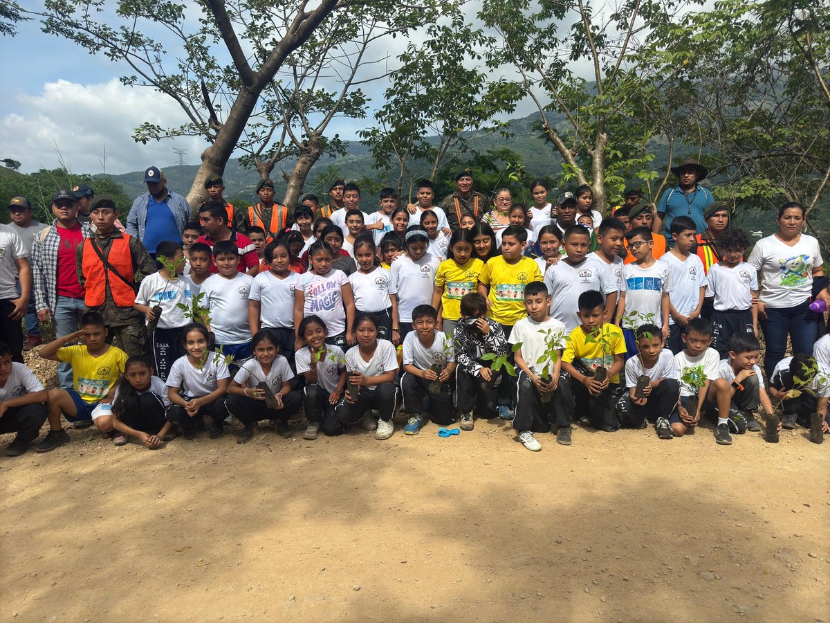 Ejercito_GT's tweet photo. Cuidar el medio ambiente es responsabilidad de todos. 🌳🌎
Segunda Brigada de Infantería del #EjércitoGT en coordinación con personal de #UGAM, alumnos de la Escuela Oficial Rural Mixta y pobladores del municipio de San Juan Ermita, #Chiquimula, efectuaron jornada de reforestación sembrando 2,000 árboles.
#GuatemalaSaleAdelante