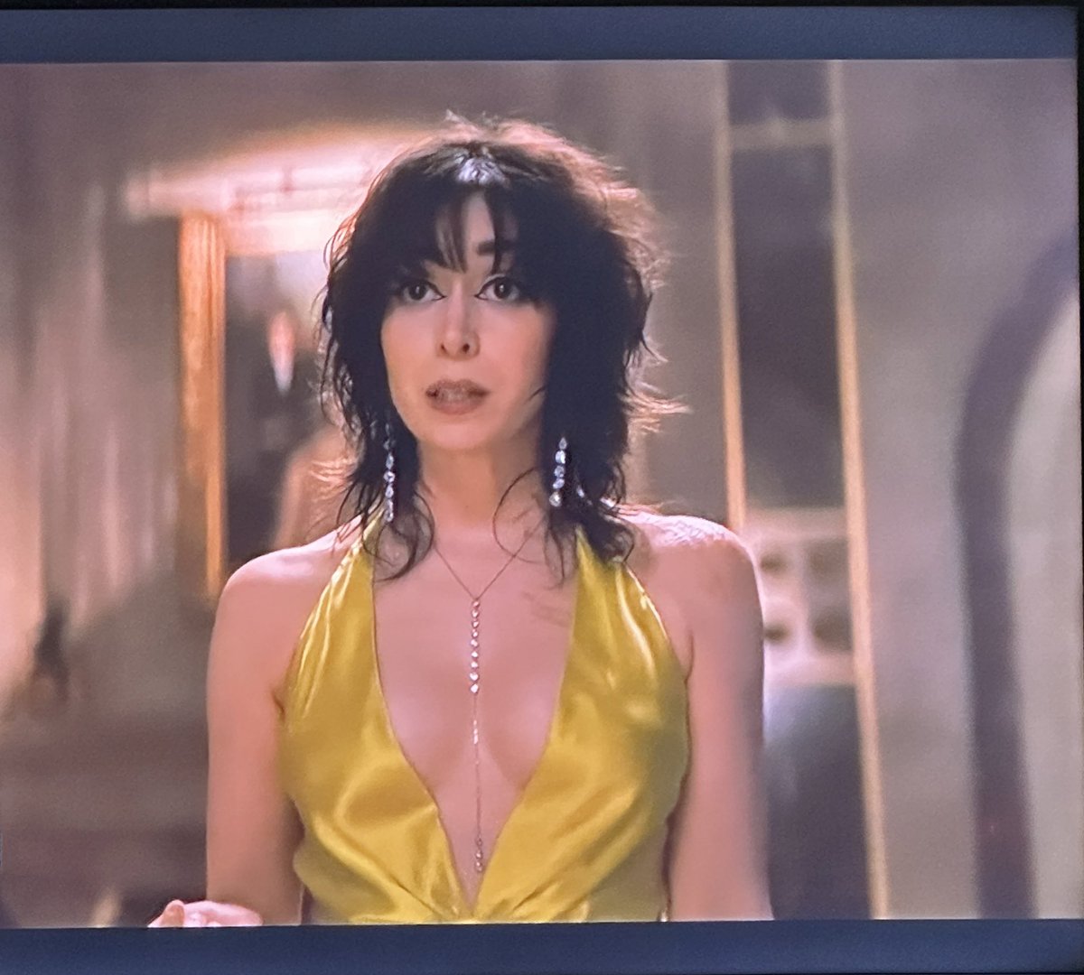 SiobhanDonahue's tweet image. #ThePenguin episode 4 is in the rare category of tv episodes that I will definitely be watching a second time. A masterclass in storytelling, acting and character development. This look alone deserves an Emmy. #ThePenguinHBO