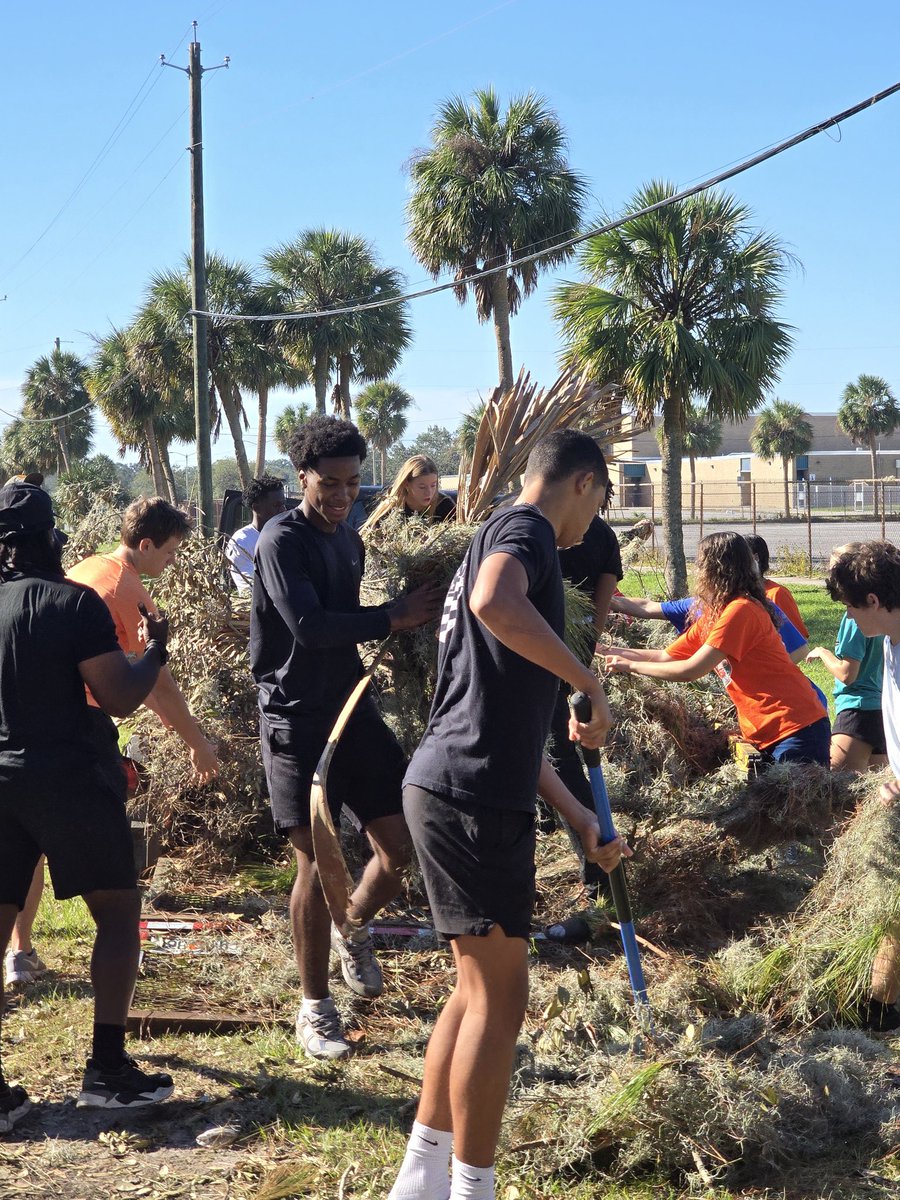 PlantCityFB's tweet photo. Clean up crew today make home comfortable again. #PlantCity #PCStrong #Milton https://t.co/RRMzLdFGjg