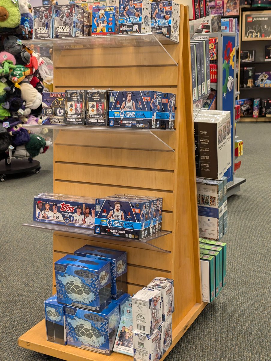 MaskedCollect's tweet image. Barnes and noble putting cards on the floor now