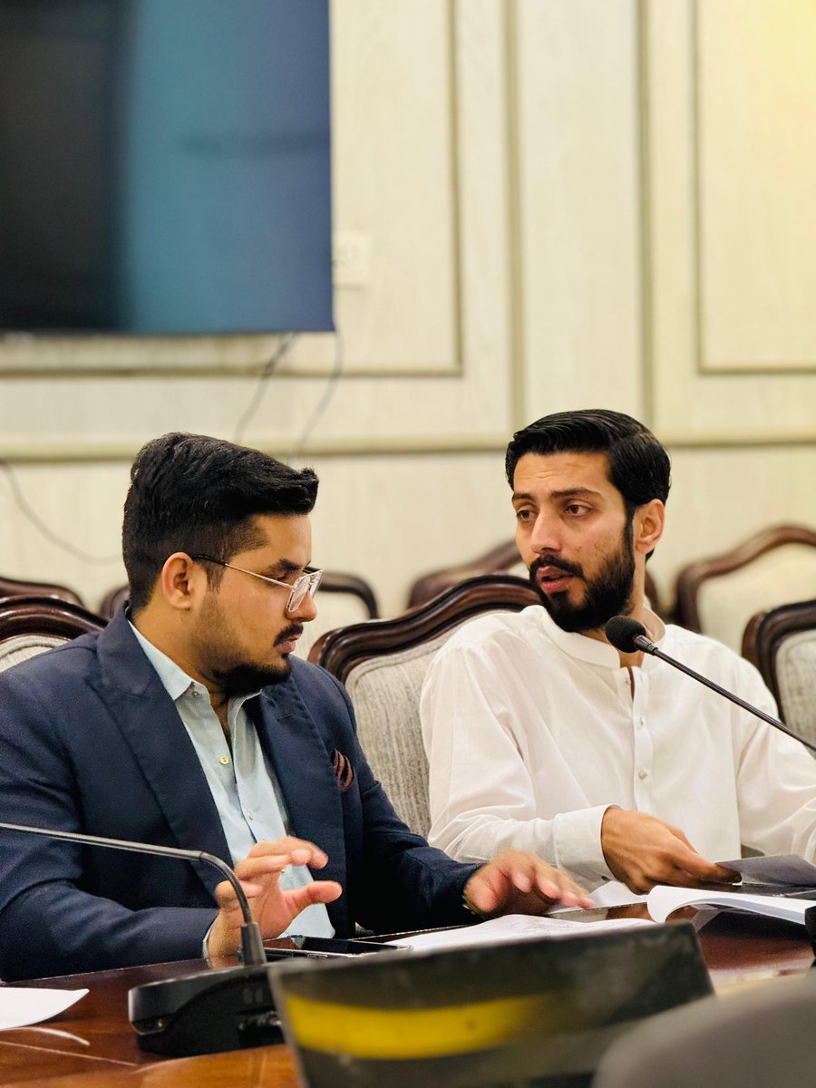 Dr_abdul_basit_'s tweet image. ایم پی اے ڈاکٹر عبدالباسط کی صوبائی وزیر صحت اور ٹیم کے ساتھ ضلع وسطی کے سرکاری اسپتالوں میں سالانہ ترقیاتی منصوبوں اور مسائل پر اہم ملاقات۔

#MPAAbdulBasit #GovernmentInitiatives
#HealthcareDevelopment #CentralDistrictHospitals