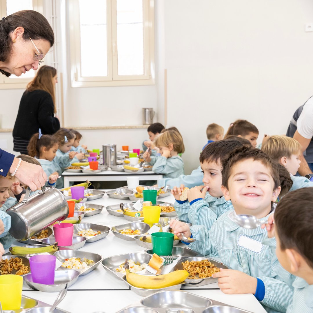 LestonnacTgn's tweet image. L’hora de dinar és molt més que menjar! 🍽️ És compartir històries i riures, i fer amics. Al menjador escolar, els alumnes aprenen a menjar sa i demostren autonomia. I a tu, què t'agrada més del moment de dinar? 😋 #menjarsaludable #escola #moments