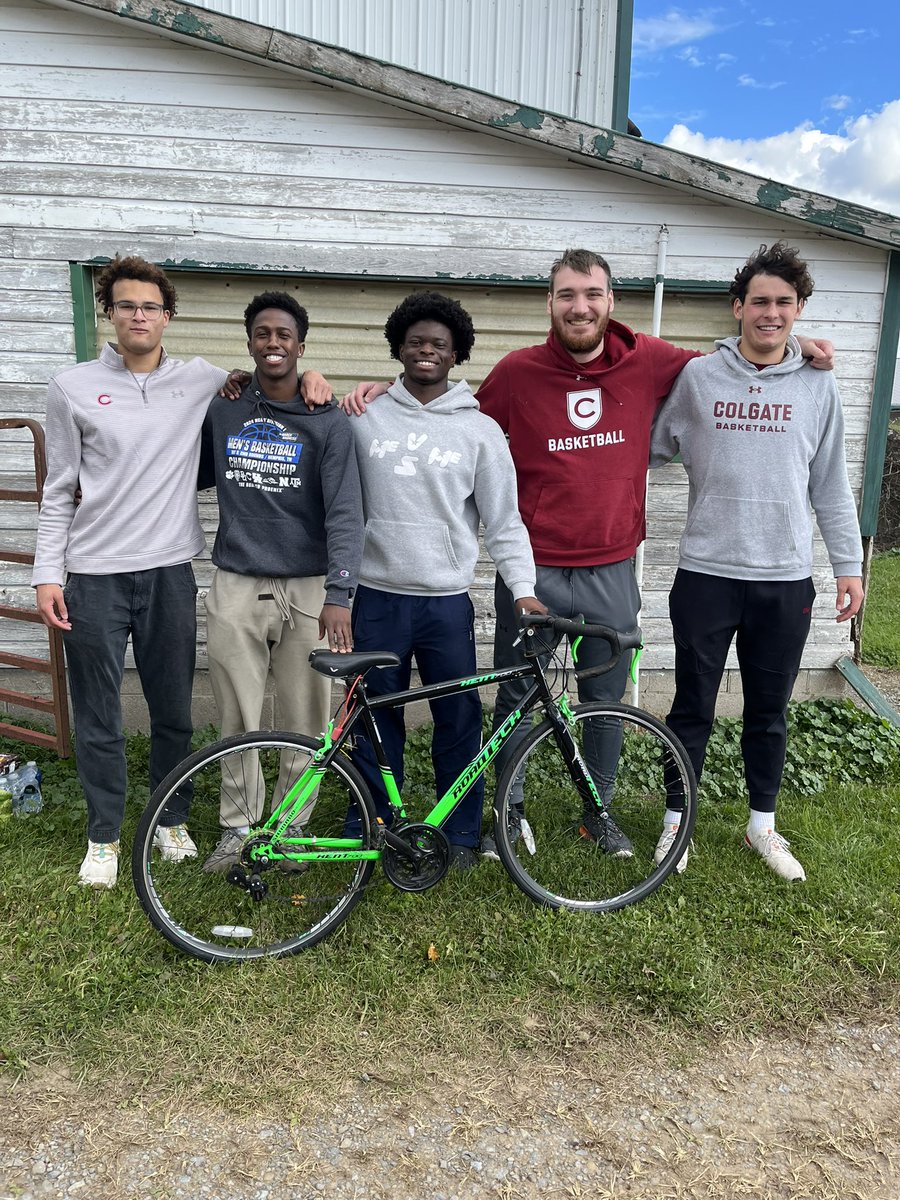 ColgateMBB's tweet photo. Making a difference one bike at a time. 

We’re grateful to help Community Bikes, a non-profit organization that collects and reconditions donated bicycles throughout the area. 

➡️ https://t.co/tSfWGyY50v

#GoGate https://t.co/OQKbcIocoo