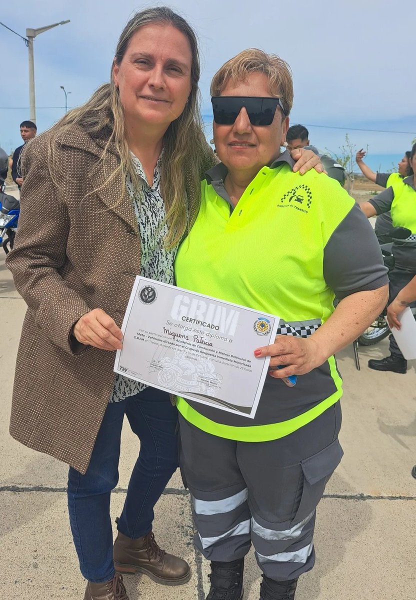 baskovcmariabel's tweet photo. En #Trelew participamos de la entrega de certificados de capacitación a Inspectores de Tránsito y Agentes de Guardia Urbana. 
Destacamos la labor del G.R.I.M en estos programas de formación que mejoran las habilidades de conducción y optimizan el uso de los recursos municipales. https://t.co/ecQJmgKnID