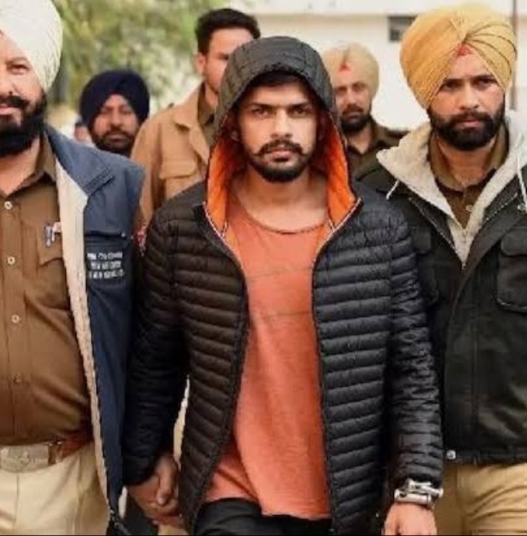 लॉरेंस बिश्नोई पर बड़ी खबर!

लॉरेन्स बिश्नोई के निशाने पर मुम्बई का बड़ा कॉमेडियन!

ये कॉमेडियन अक्सर हिन्दू देवी-देवताओं पर करता है टिप्पणी।

मुंबई पुलिस को मिली कॉमेडियन के बारे में खुफिया जानकारी।

सारी एजेंसियों को अलर्ट पर रखा गया है।

बाबा सिद्दीकी की हत्या के बाद लगातार..