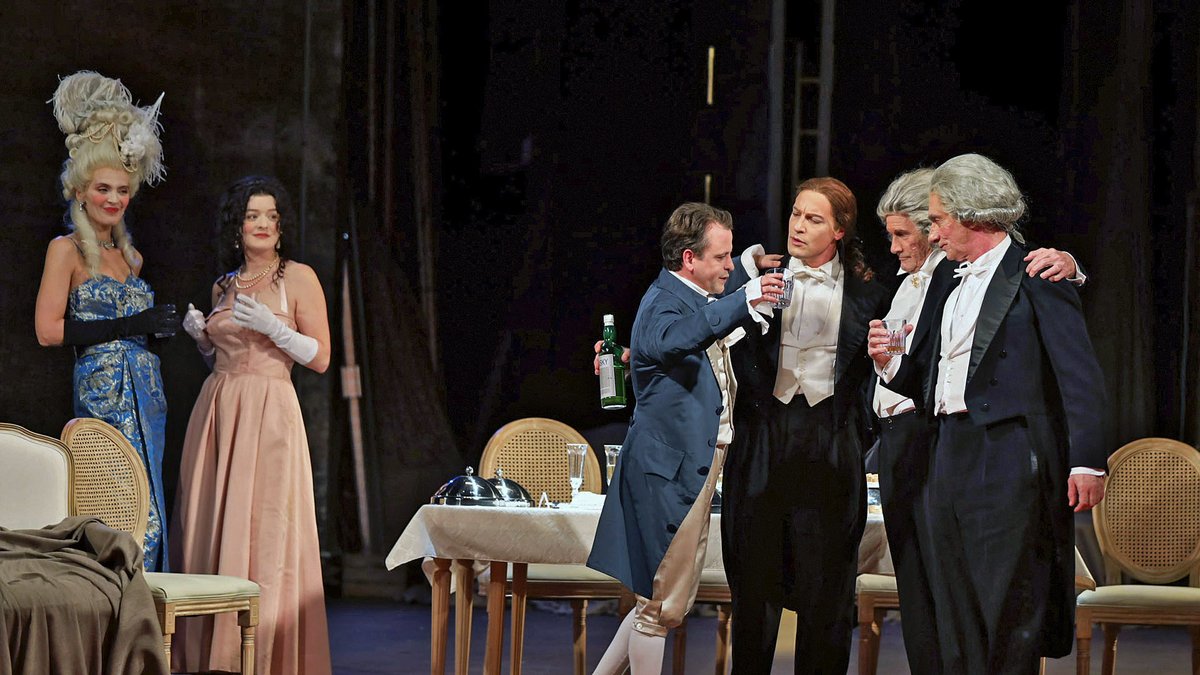 Coup2theatre's tweet image. "Pauvre Bitos" de J. Anouilh n'a rien perdu de sa verve, ni de sa férocité. Une tablée cruelle et brillante qui fait mouche au @theatreHebertot La chronique de @LEVYIsabelle2 : PAUVRE BITOS ou LE DINER DE TETES – THEATRE HEBERTOT | COUP DE THÉÂTRE (coup2theatre.com)