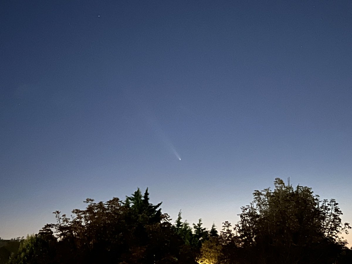 Managed to miss all the Northern lights this year, so fantastic to see the comet from Dublin this evening <a href="/JonYearsley/">Jon Yearsley</a>