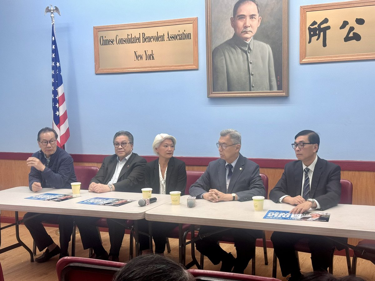 Proud to join Chinatown leaders to greet Senator <a href="/Iwen4NY/">Iwen Chu 曲怡文</a> at <a href="/CCBA1883/">CCBA</a> 

Senator Chu is a champion for quality education, public safety &amp; support for small businesses. Grateful she delivered $30M to AAPI community-based organizations that lift up working families! #ReelectIwenChu