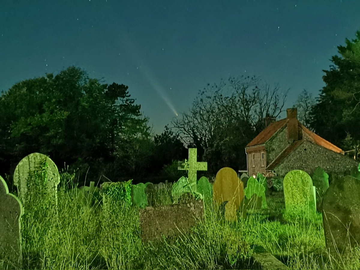 The amazing A-3 comet cruising some 44 millions miles away from the planet. Genuinely mind-blowing!
And really beautiful too...
#comet
#cleymothobs
