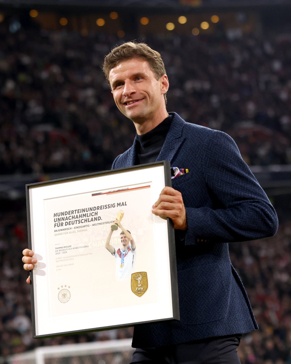 FCBayern's tweet photo. Zwei Legenden verlassen die große Länderspiel-Bühne! 🖤❤️💛

#MiaSanMia https://t.co/pDyRGIDT3k