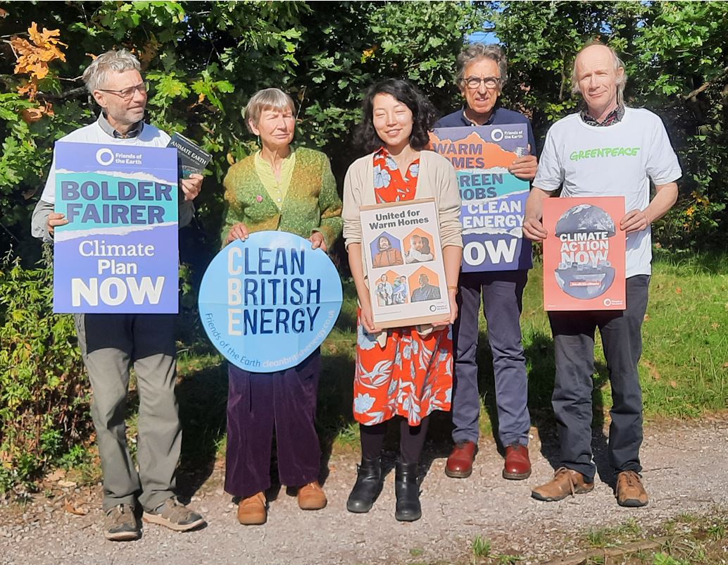 #CommonGrounds #Climate  Call for Fair and ambitious plan to cut greenhouse gas emissions! Earley and Woodley MP Yuan Yang met supporters of FoE, Greenpeace, XR and GJN in Earley on 11th October. policy.friendsoftheearth.uk/insight/what-w…