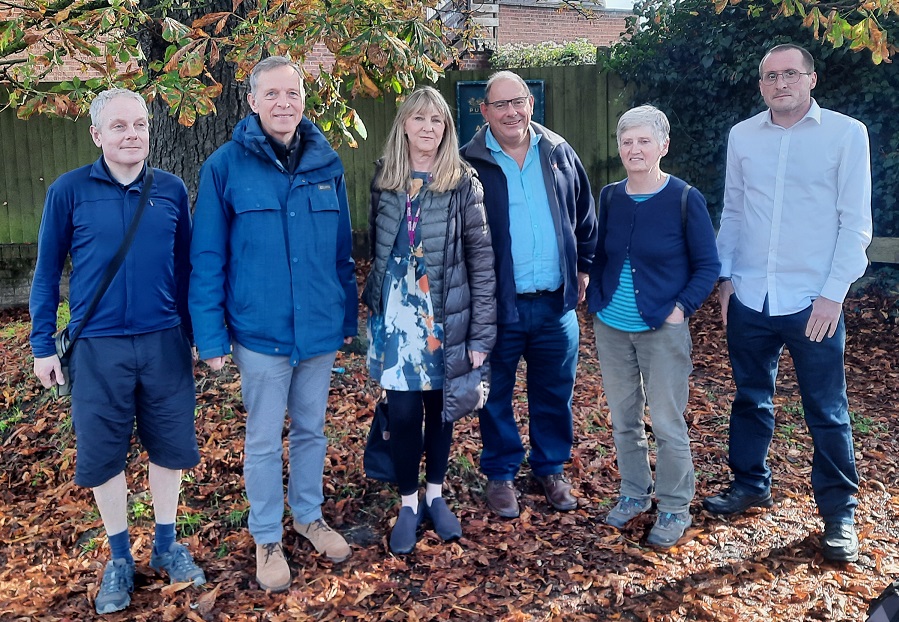 #CommonGrounds #Climate  Call for fair and ambitious plan to cut greenhouse gas emissions! Reading Central MP Matt Rodda and Councillors Karen Roland and Andrew Hornsby-Smith met supporters of FoE and Greenpeace on 12th October. policy.friendsoftheearth.uk/insight/what-w…