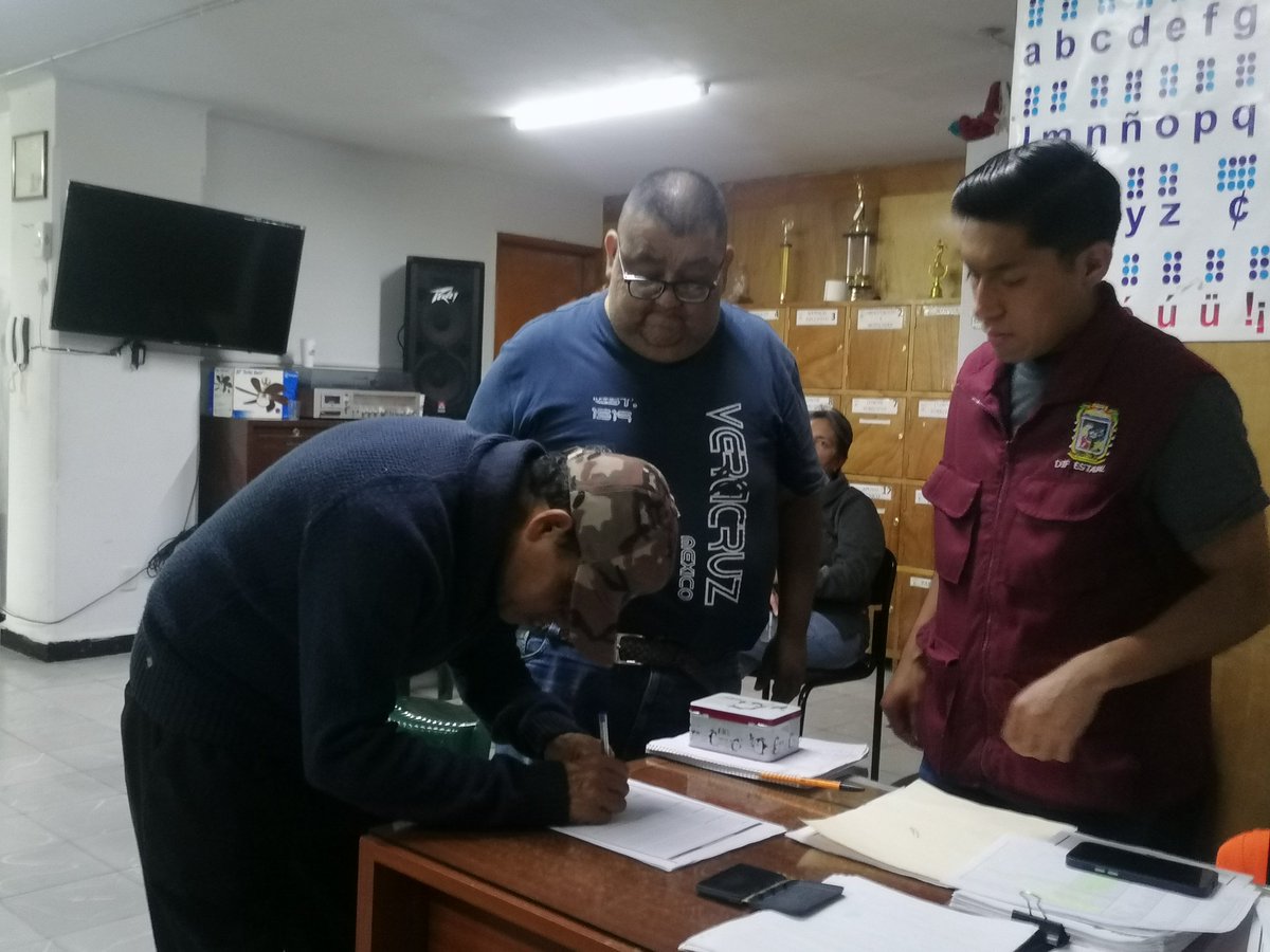 quorum_mx's tweet photo. 🧐👨🏾‍🦯🦯 Tras dos meses de espera, personal del #DIF hace entrega de los #bastones que adeudaba a personas con #discapacidad visual de #ACRIP. Esta entrega se realiza hoy, día que los miembros de la asociación anunciaron que harían una marcha hacia varios puntos de la ciudad incluidos #CasaAguayo y el #DIF estatal.
📷Aurora Valderrábano